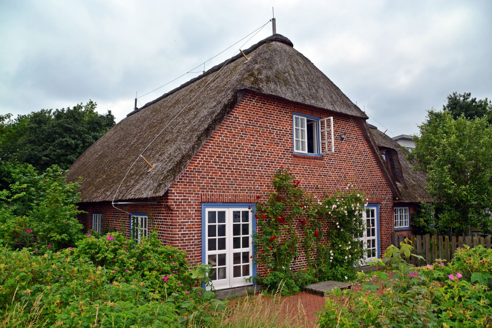 Nikon D5200 sample photo. House, thatched roof, baltic photography