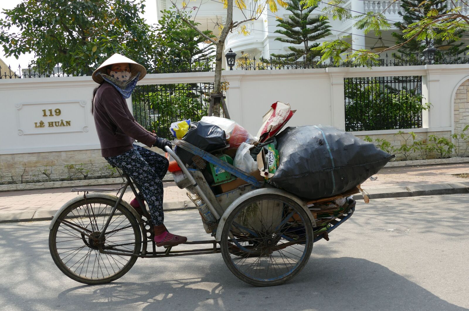 Panasonic Lumix DMC-FZ1000 sample photo. Vietnam, asia, transport photography