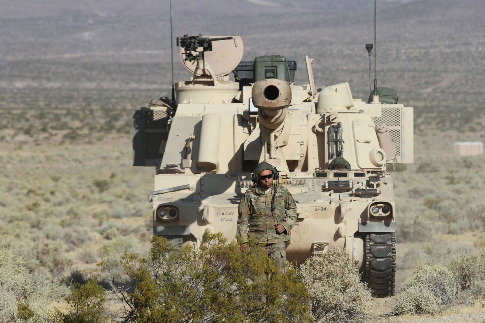 Canon EOS 7D sample photo. M-109a6 paladin, us army photography