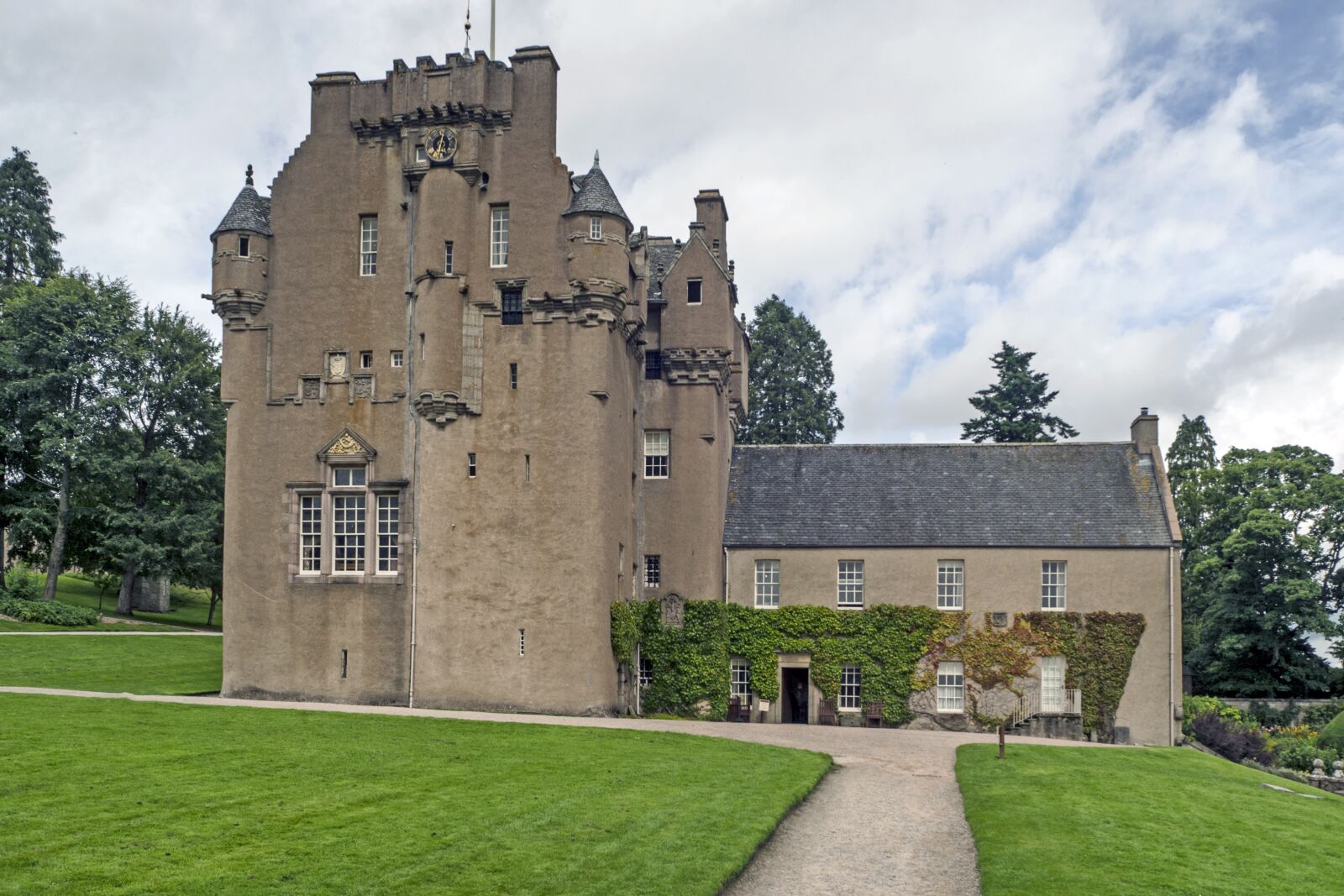 Olympus OM-D E-M10 sample photo. Crathes castle, castle, banchory photography