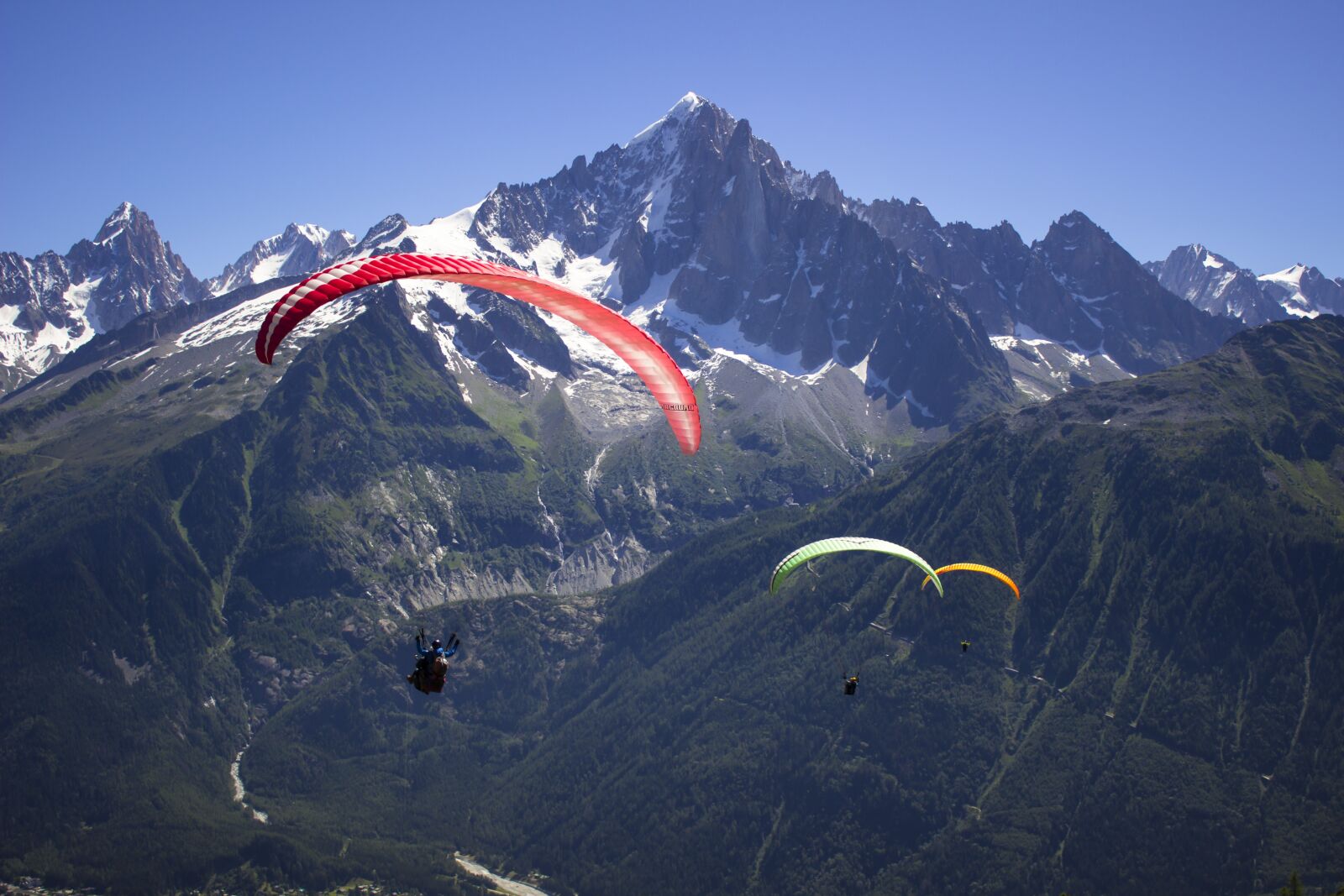 Canon EOS 600D (Rebel EOS T3i / EOS Kiss X5) sample photo. Paragliding, mountains, sport photography