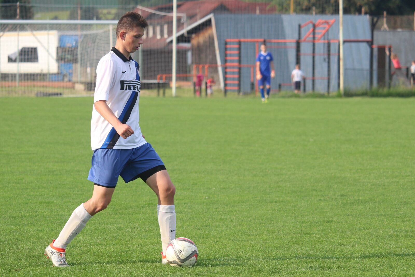 Canon EOS 1300D (EOS Rebel T6 / EOS Kiss X80) sample photo. Football, puppy, footballer photography