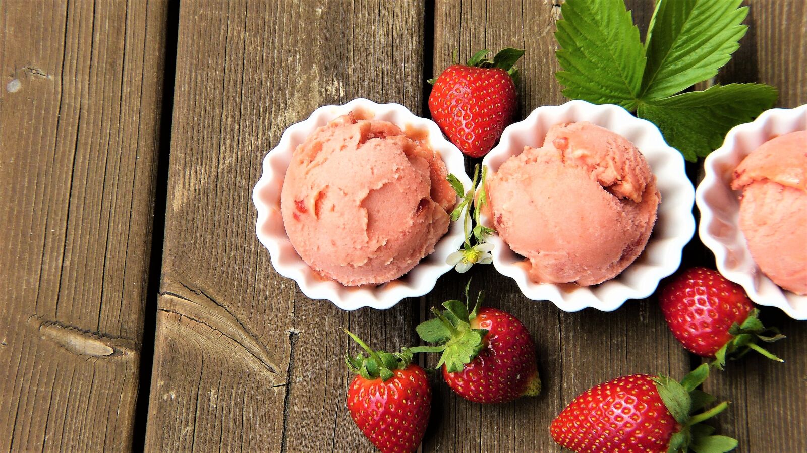 Panasonic Lumix DMC-FZ150 sample photo. Strawberry ice cream, strawberries photography