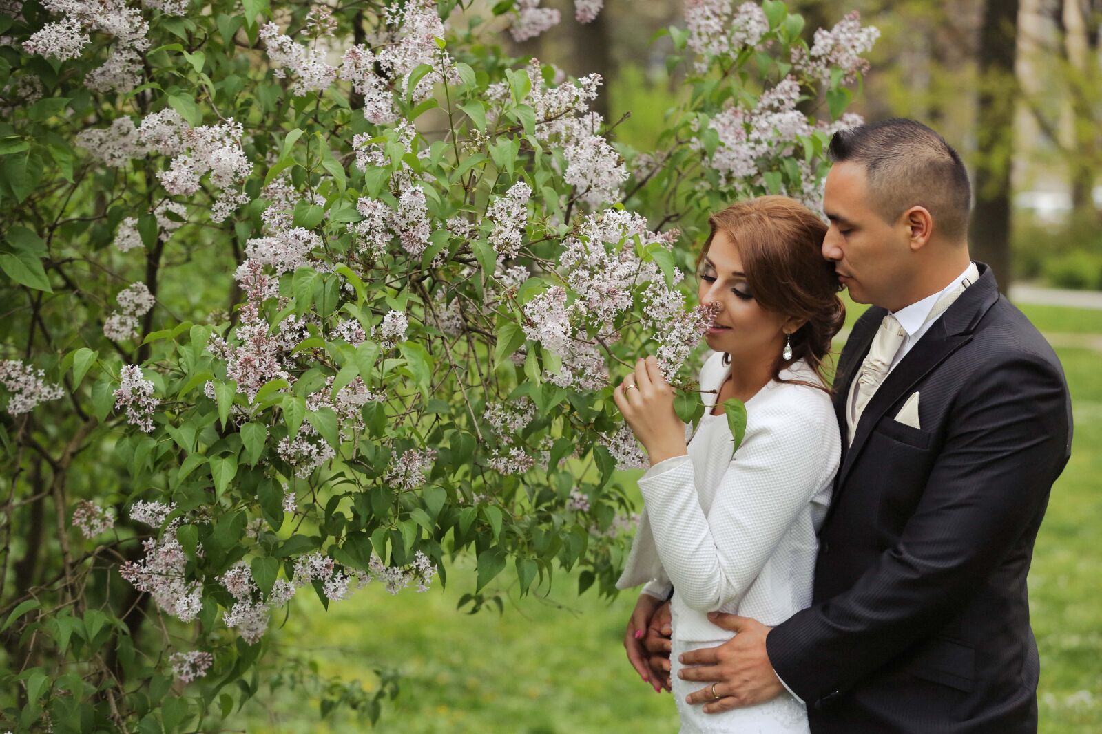 Canon EOS 5D Mark III sample photo. Flower garden, fragrance, couple photography