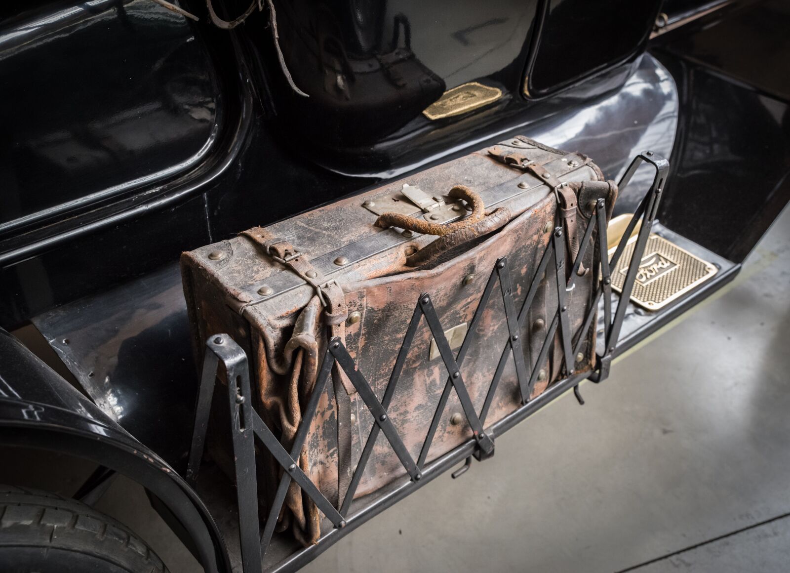 Pentax K-1 Mark II sample photo. Luggage, case holder, oldtimer photography