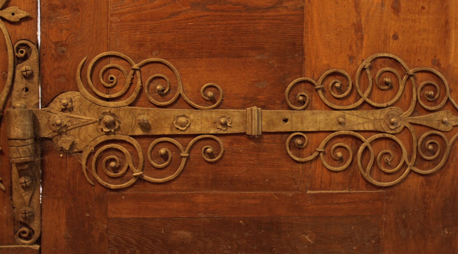 Canon EOS 550D (EOS Rebel T2i / EOS Kiss X4) sample photo. Door decorations, ornament, ancient photography
