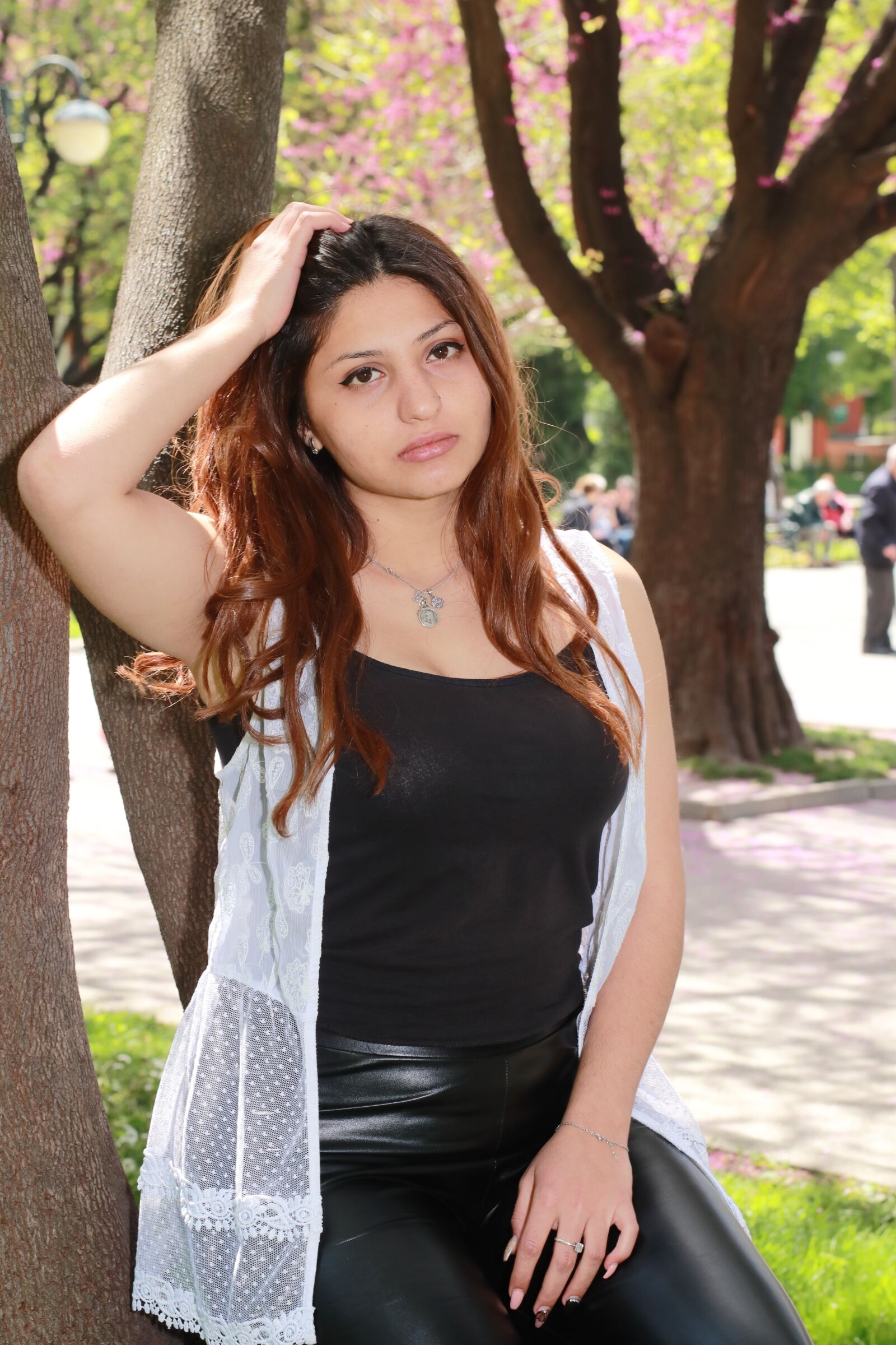 Canon EOS 77D (EOS 9000D / EOS 770D) sample photo. Girl, holiday, dress photography