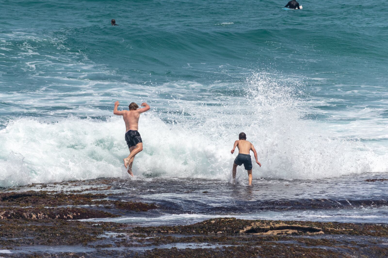 Canon EOS 200D (EOS Rebel SL2 / EOS Kiss X9) sample photo. Waves, boys, jumping photography