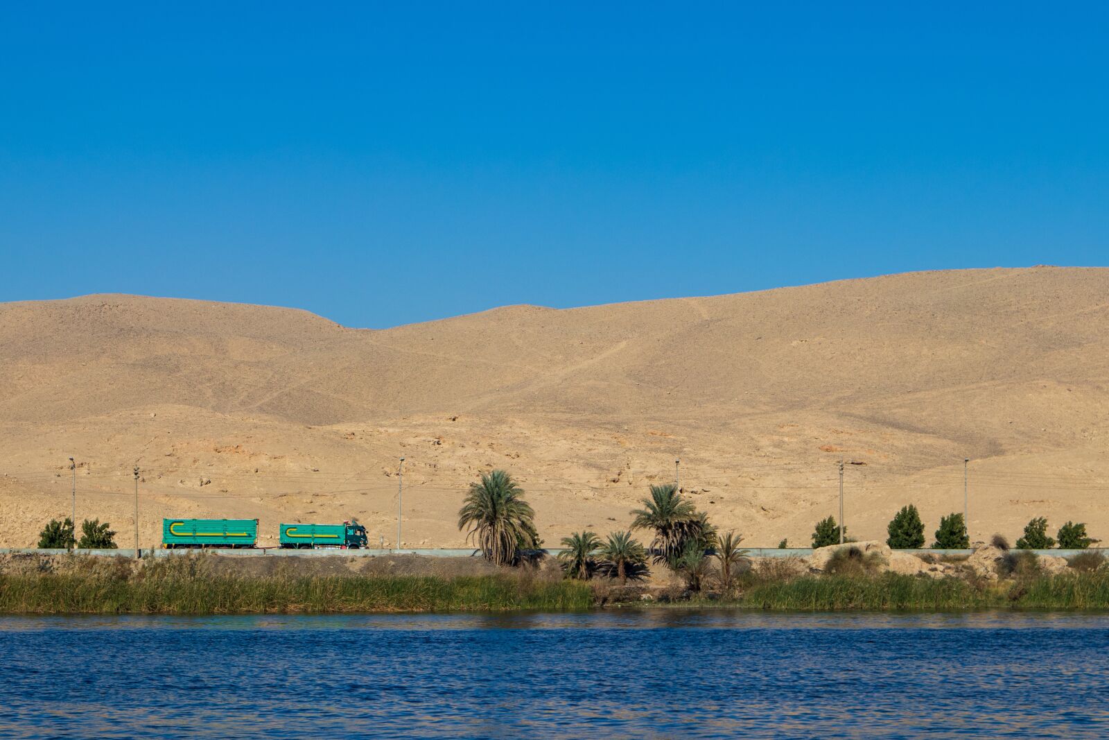 Canon EOS 200D (EOS Rebel SL2 / EOS Kiss X9) sample photo. Nile, truck, desert photography