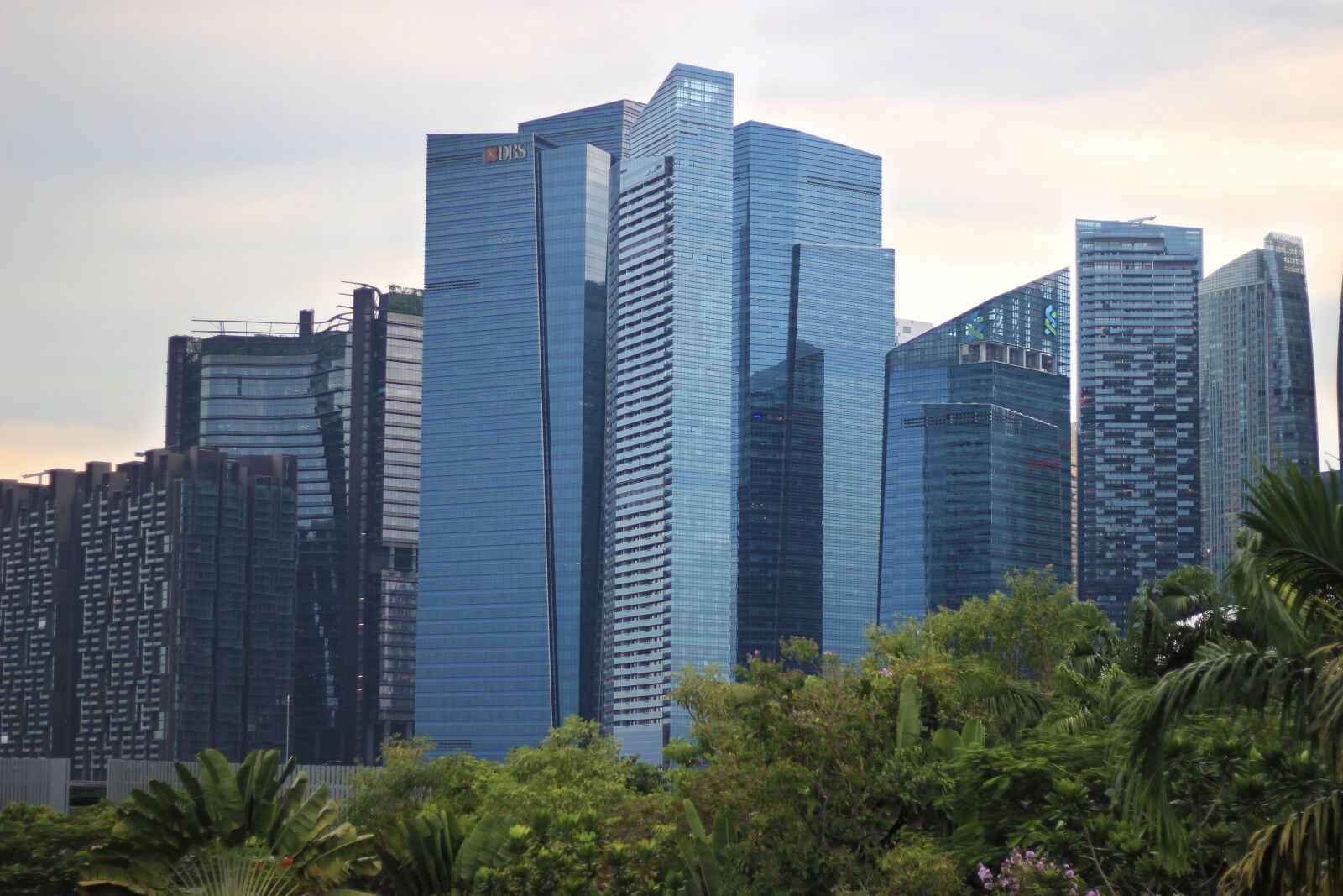 Canon EOS 600D (Rebel EOS T3i / EOS Kiss X5) + Canon EF 50mm F1.8 STM sample photo. Singapore, business center, business photography
