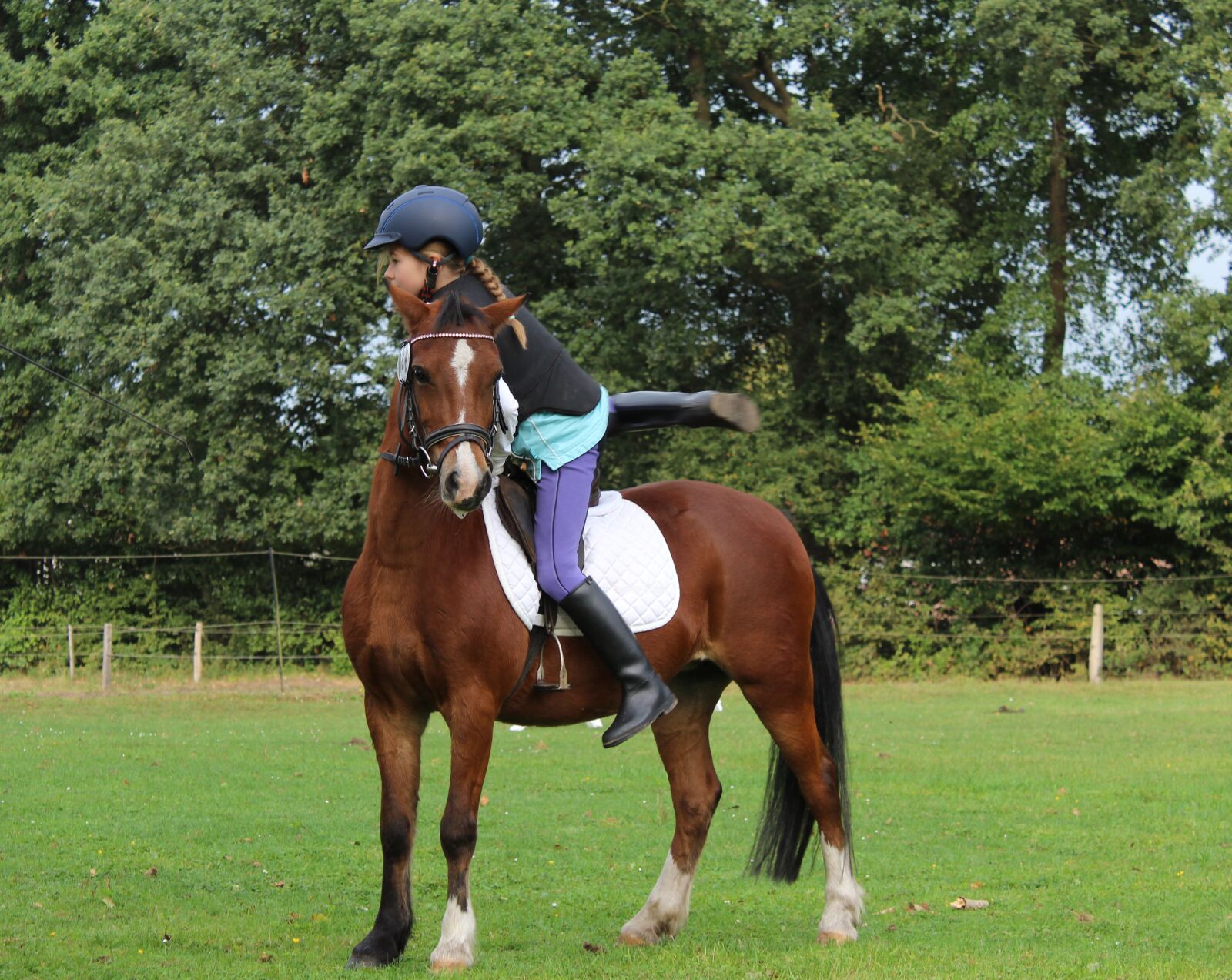 Canon EOS 1200D (EOS Rebel T5 / EOS Kiss X70 / EOS Hi) sample photo. Horsewoman, girl, child photography