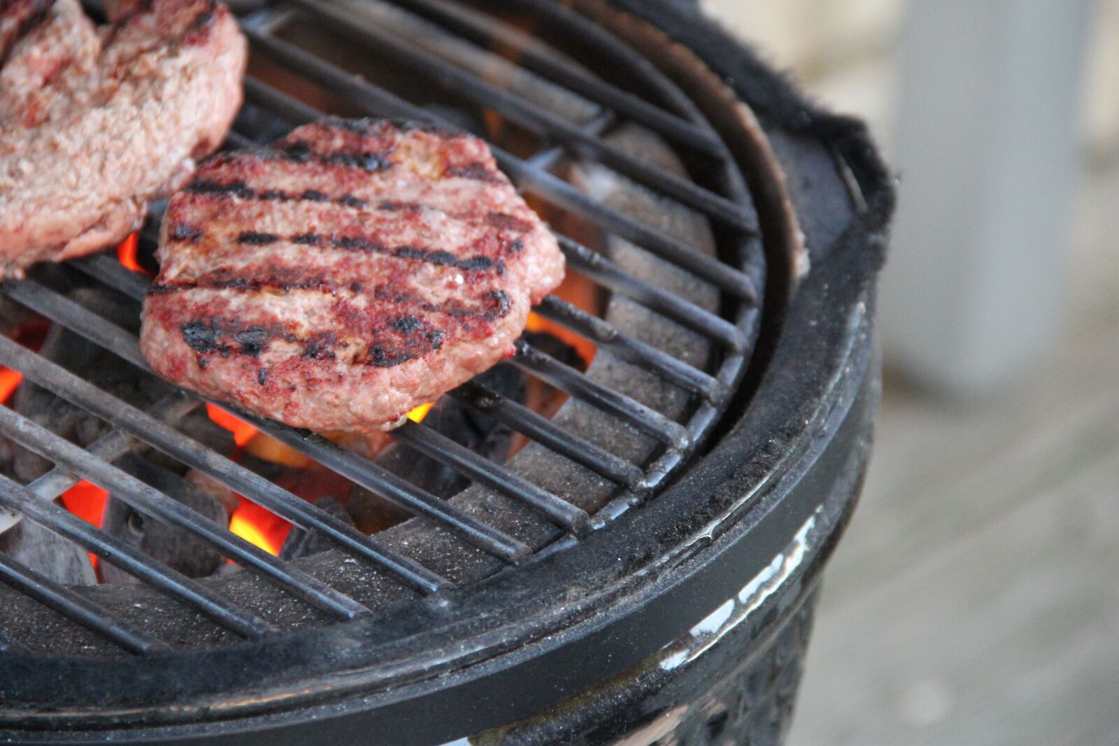 Canon EF-S 18-135mm F3.5-5.6 IS sample photo. Bbq, food, burger photography