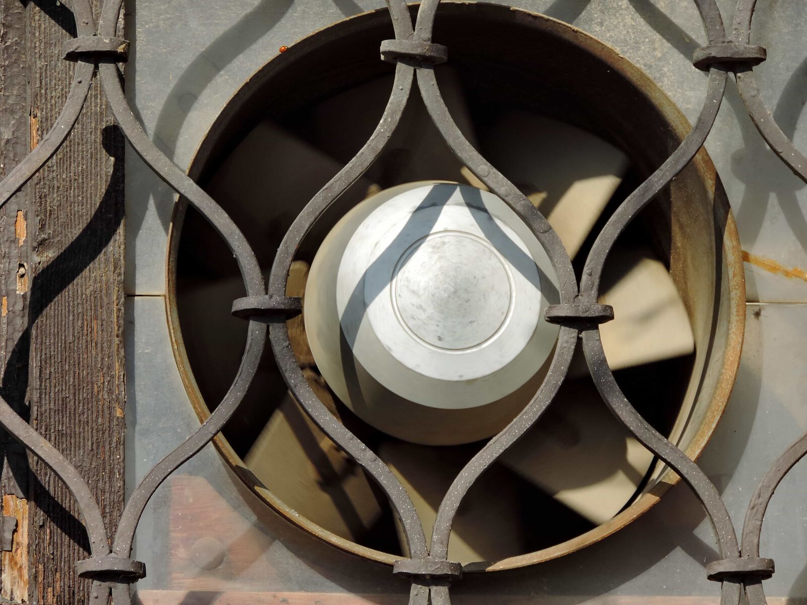 Nikon Coolpix P520 sample photo. Ventilation, old, device, electric photography