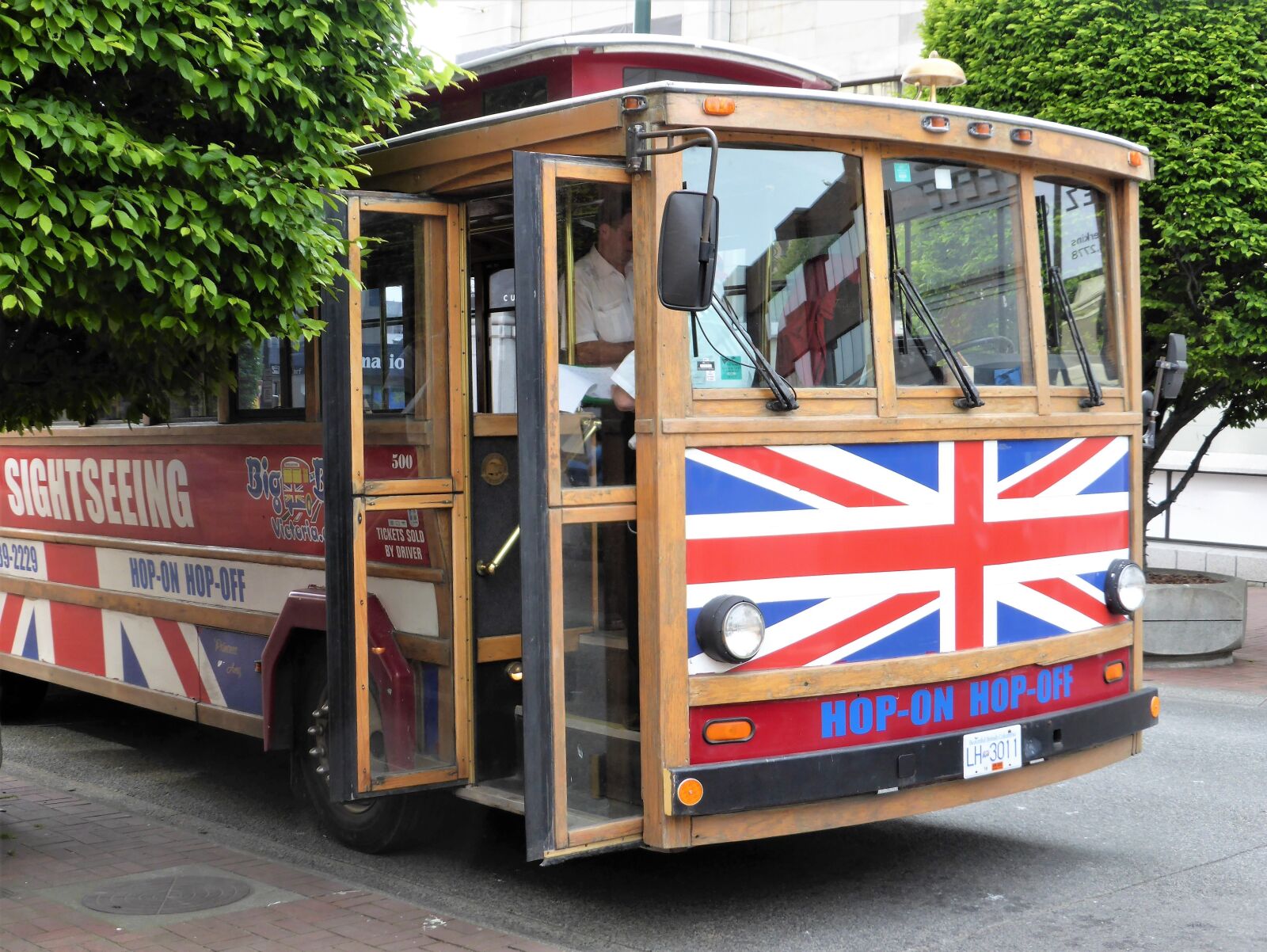 Panasonic Lumix DMC-ZS30 (Lumix DMC-TZ40) sample photo. Tourism, tour, tourist bus photography