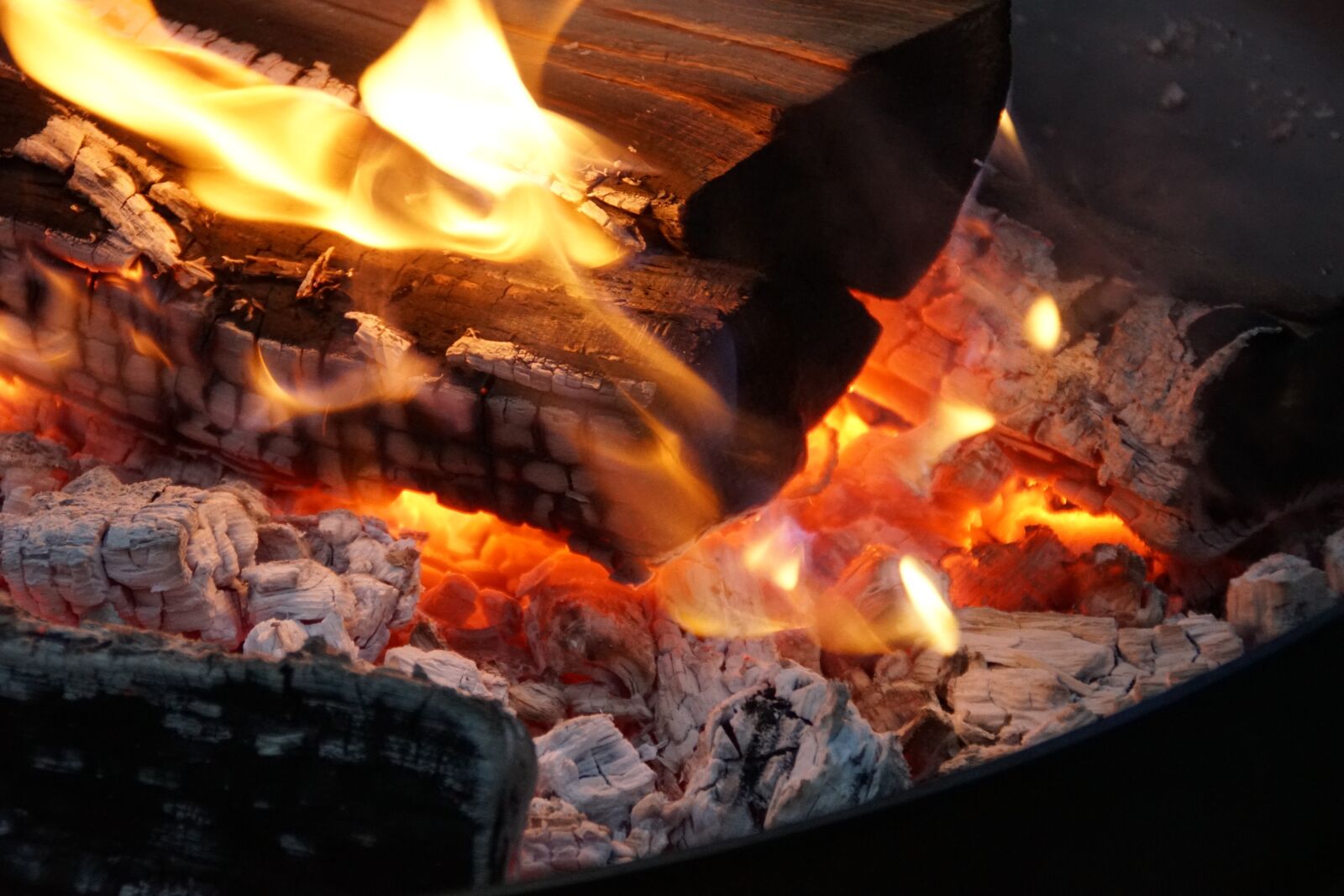 Sony DT 18-200mm F3.5-6.3 sample photo. Fire, burn, campfire photography