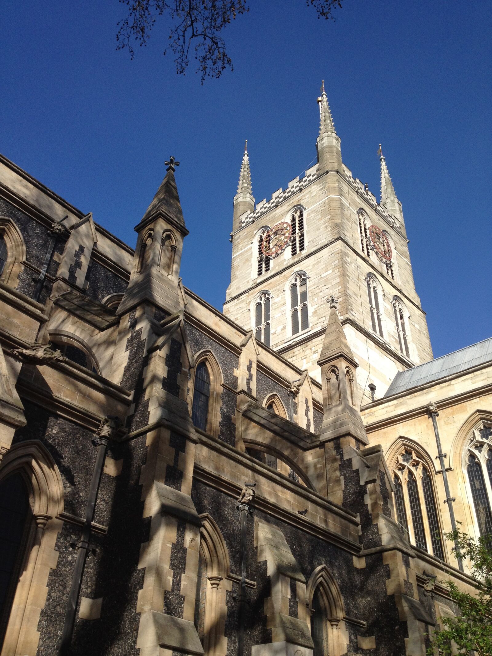 iPhone 4S back camera 4.28mm f/2.4 sample photo. Southwark, cathedral, london photography