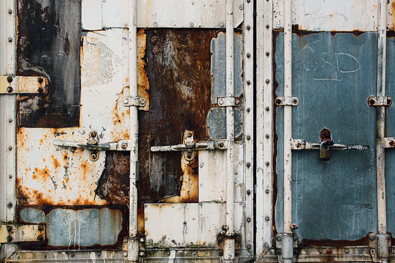 Canon EOS 500D (EOS Rebel T1i / EOS Kiss X3) sample photo. Container, door, old photography