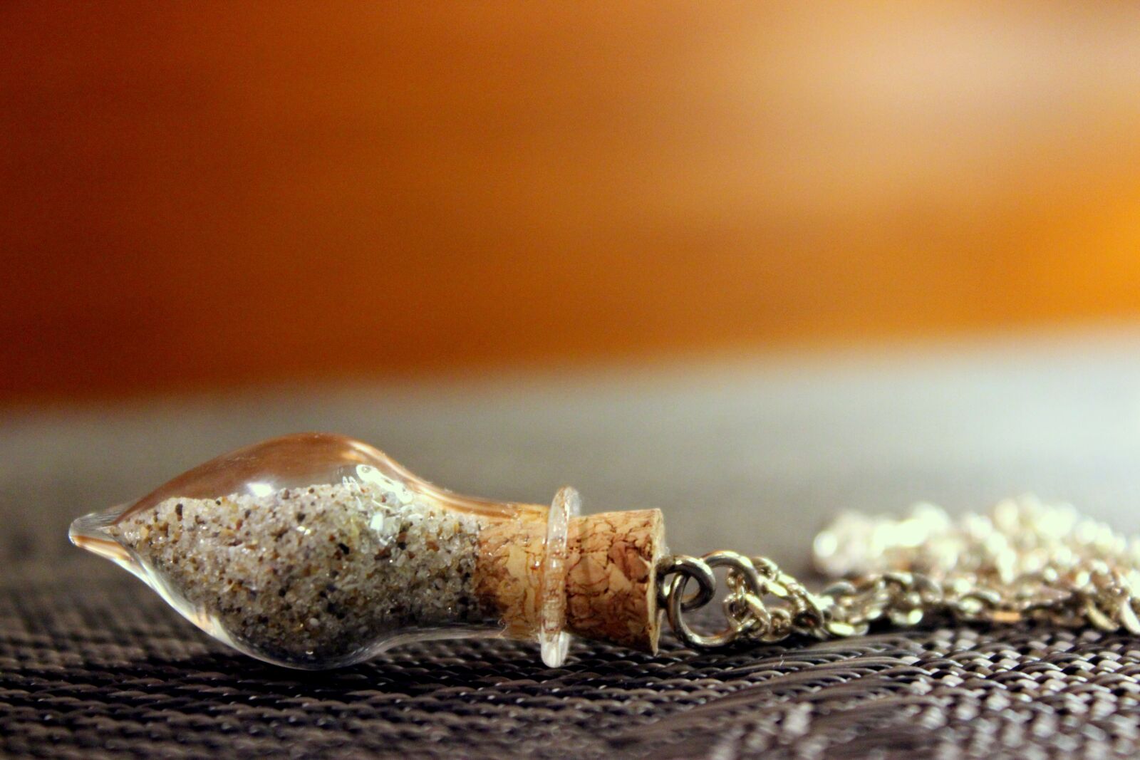 Canon EOS 600D (Rebel EOS T3i / EOS Kiss X5) sample photo. Jewellery, trailers, sand photography