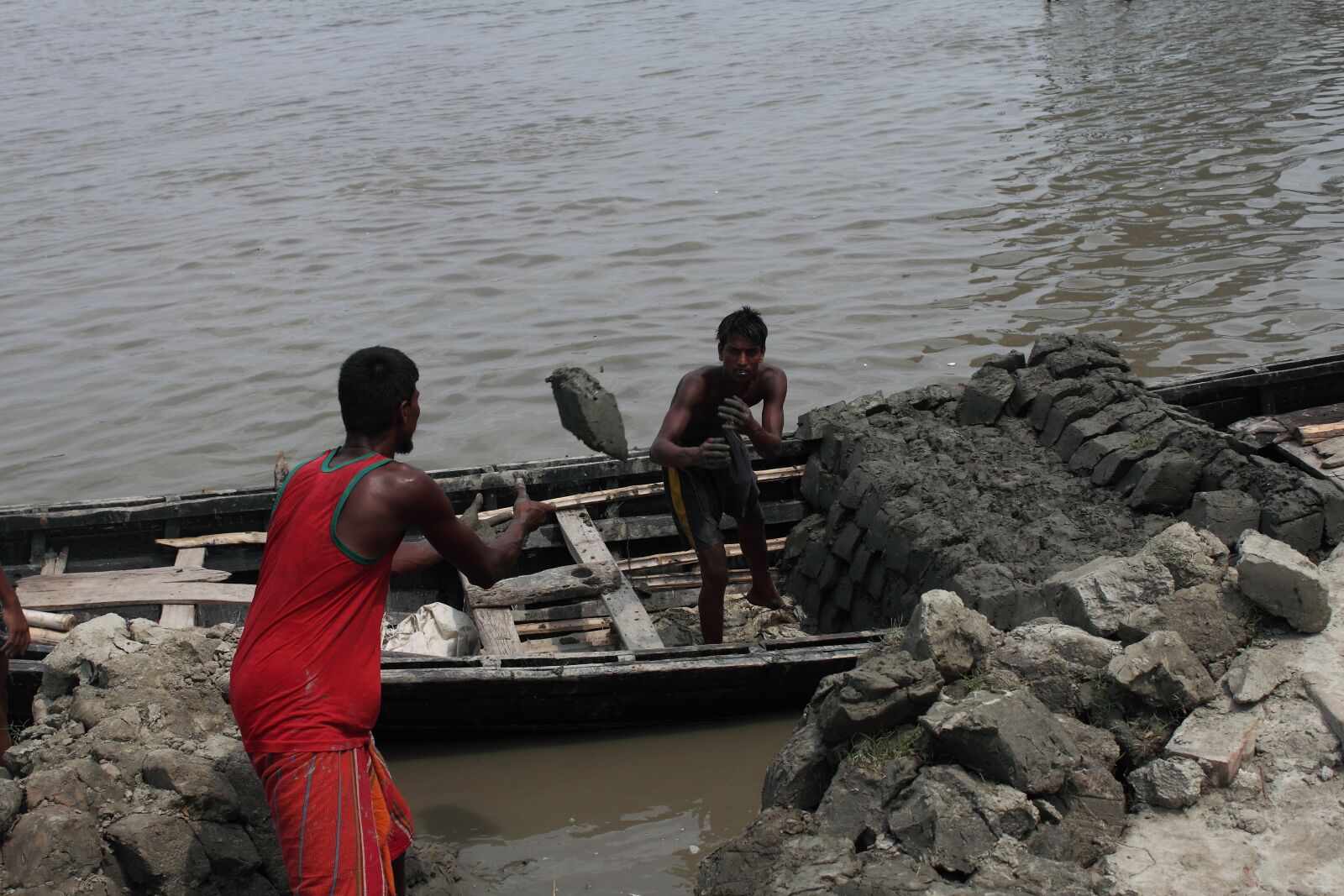 Canon EF-S 18-55mm F3.5-5.6 IS sample photo. Bangladesh, boat, labor, canal photography
