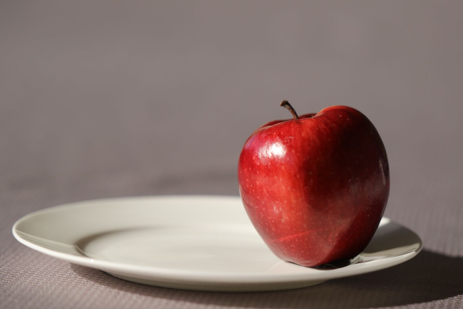 Canon EOS 7D Mark II sample photo. Apple, red, fresh photography