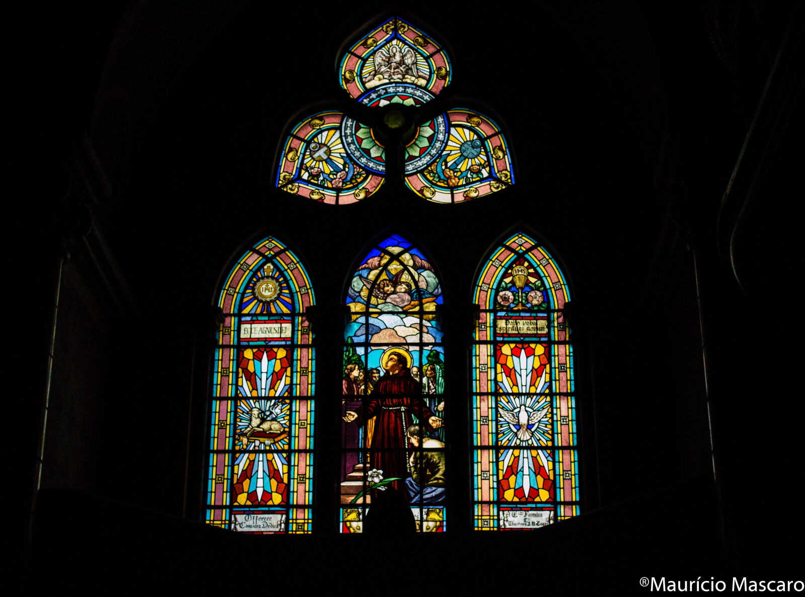 Canon EOS 1200D (EOS Rebel T5 / EOS Kiss X70 / EOS Hi) sample photo. Church, dark, glass, window photography