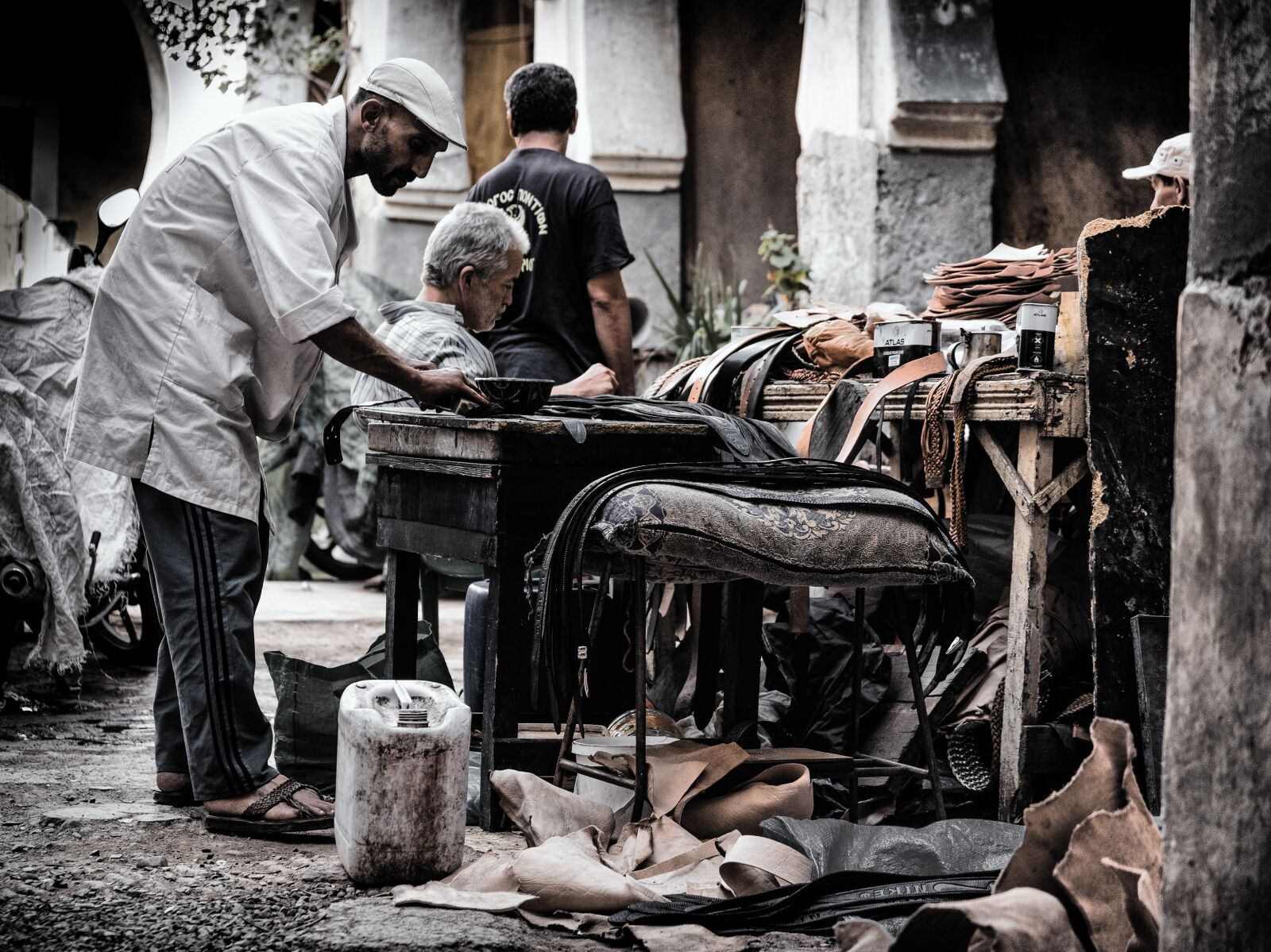 Nikon D810 sample photo. Marrakesh, leather, worker photography