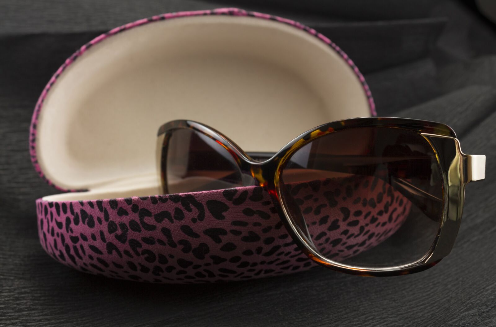 Canon EOS 700D (EOS Rebel T5i / EOS Kiss X7i) sample photo. Eyewear, solar, pink glasses photography