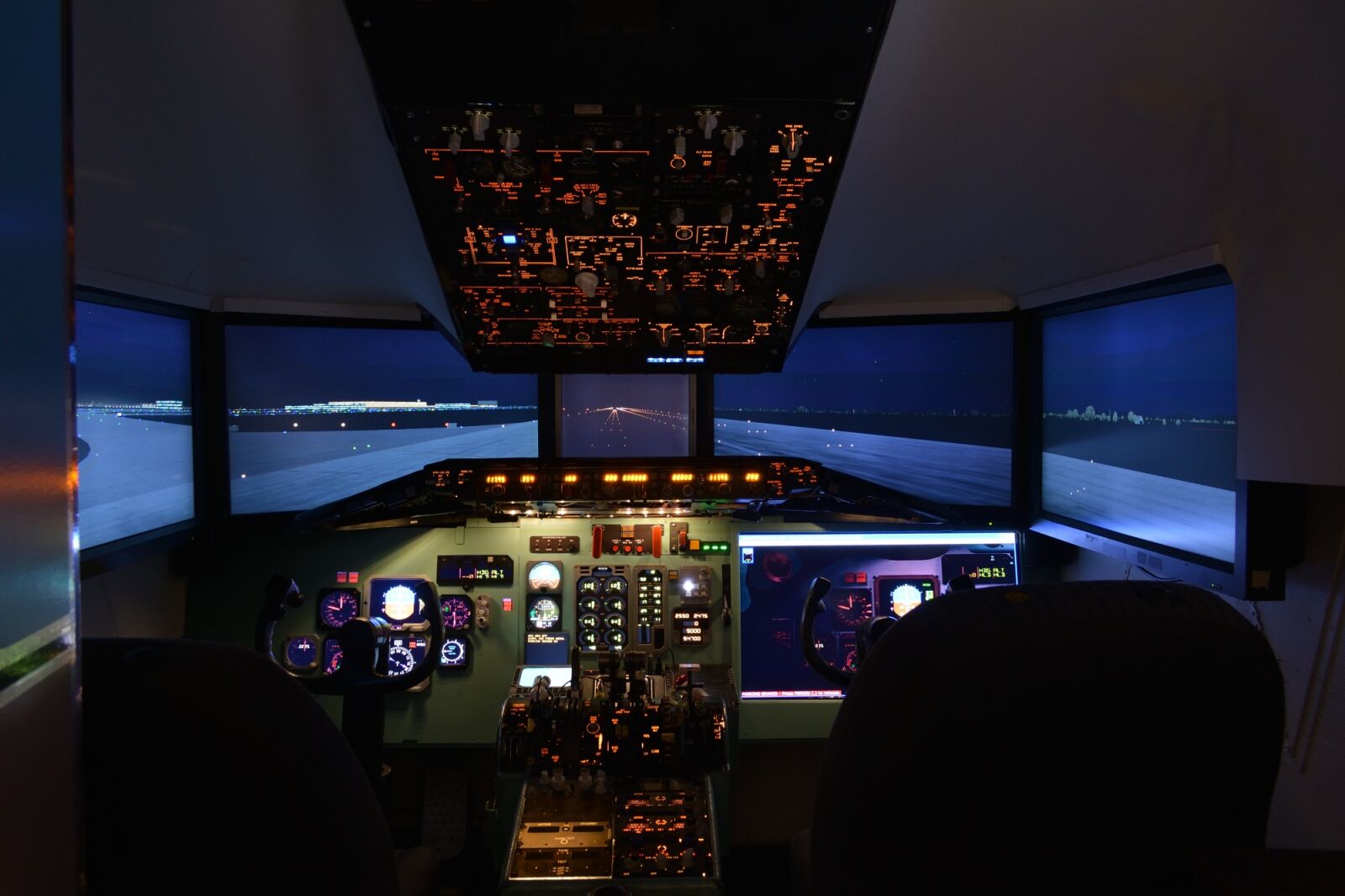Nikon D5200 sample photo. Simulator, aviation, the md-80 photography