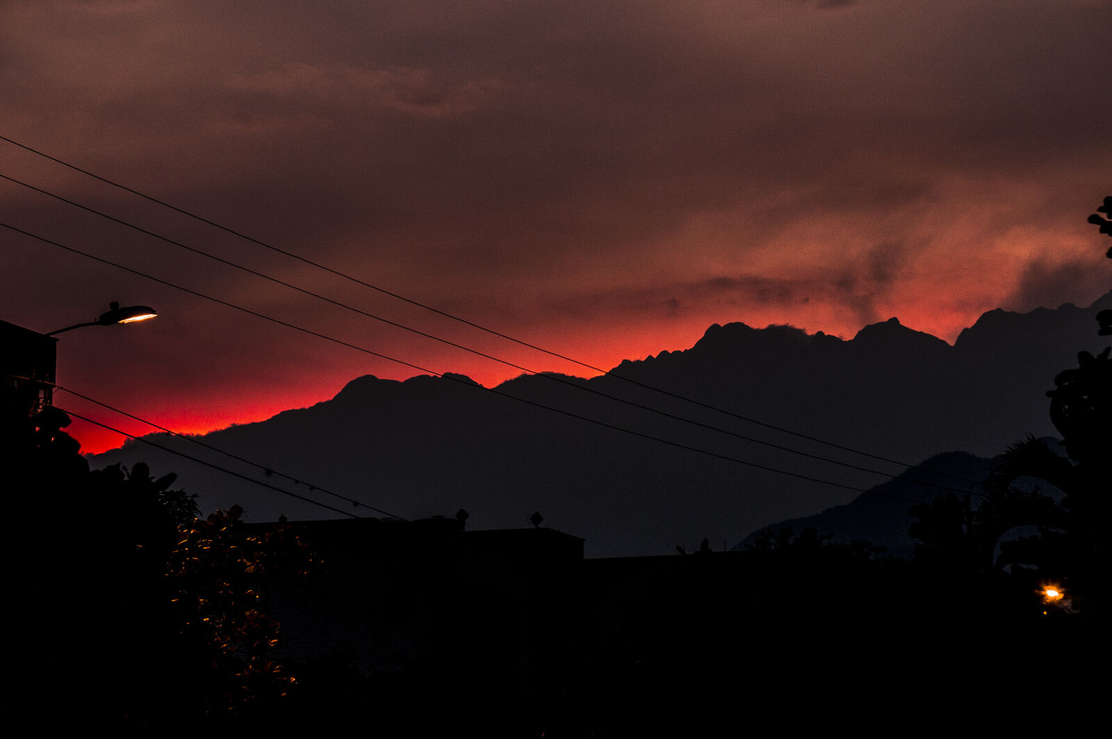 Sony Alpha NEX-6 + Sony E 55-210mm F4.5-6.3 OSS sample photo. Red, mountains, retouched, silhouettes photography