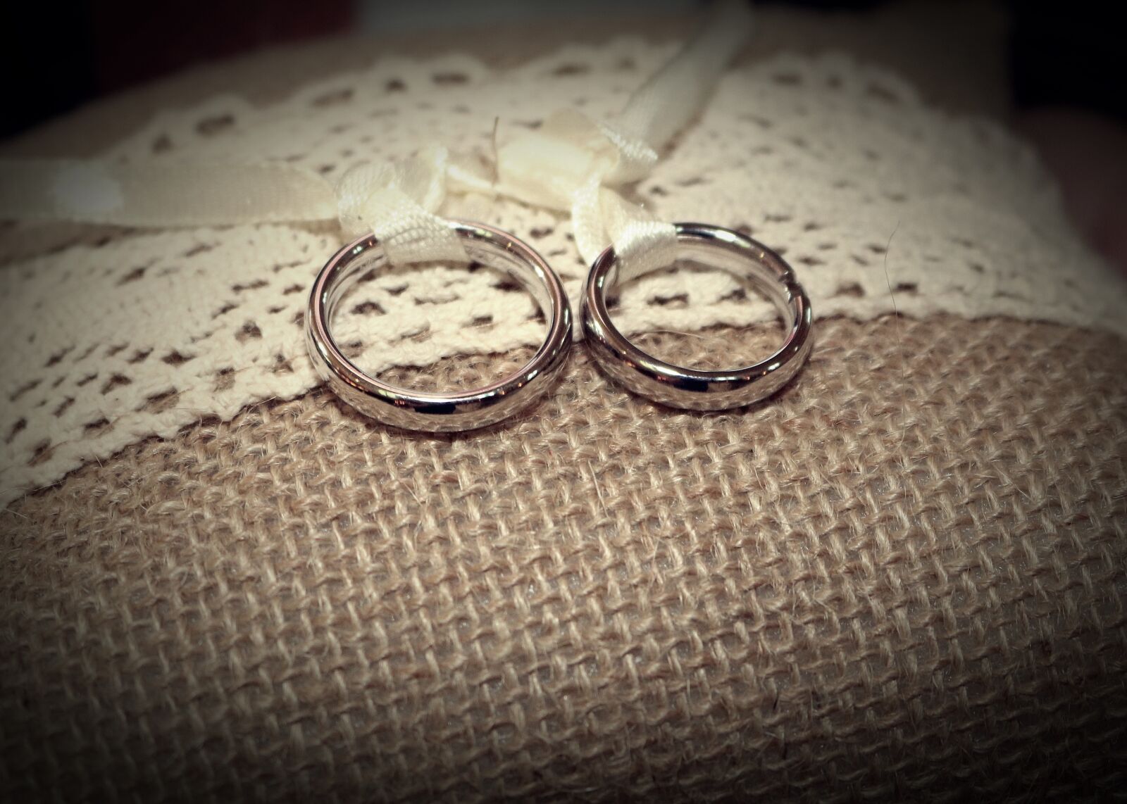 Canon EOS 750D (EOS Rebel T6i / EOS Kiss X8i) sample photo. Wedding rings, wedding, love photography