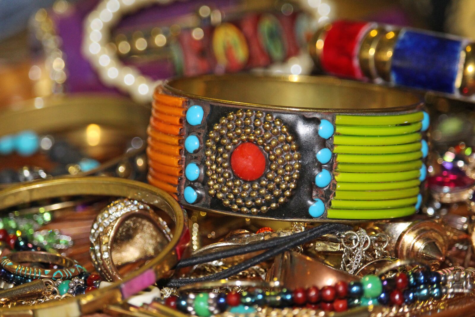 Canon EF-S 55-250mm F4-5.6 IS STM sample photo. Fashion jewelry, colorful jewelry photography