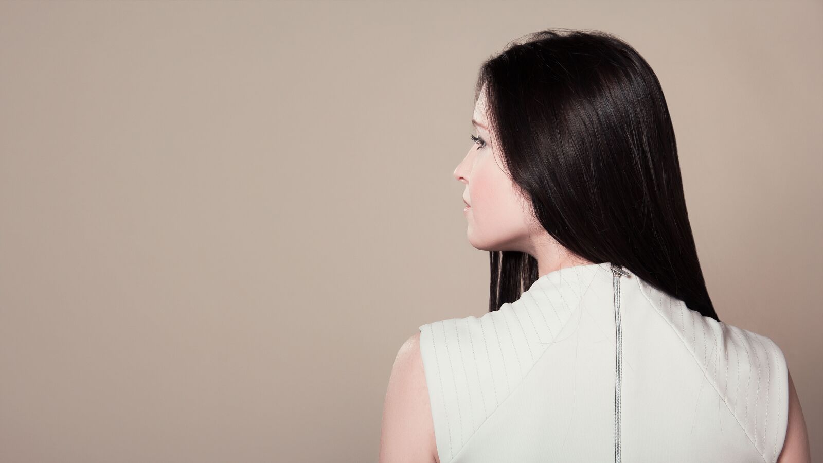 Canon EOS 60D sample photo. Girl from behind, fashion photography