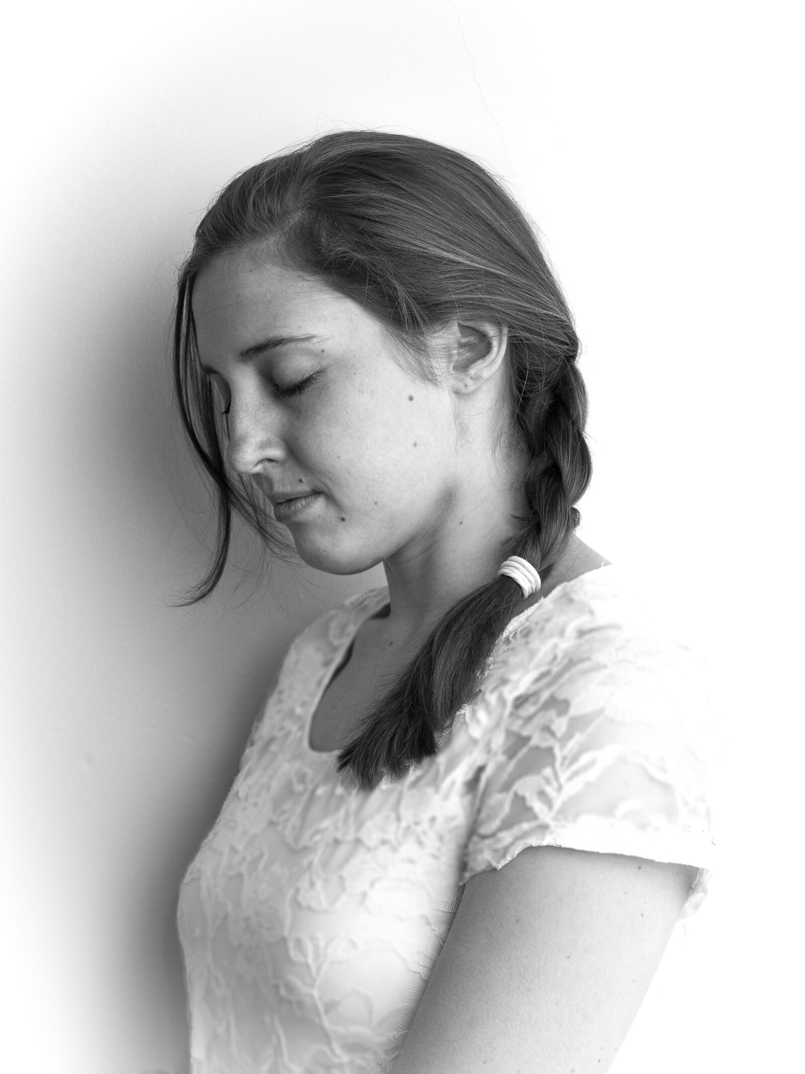 Canon EOS 550D (EOS Rebel T2i / EOS Kiss X4) sample photo. Black, and, white, girl photography