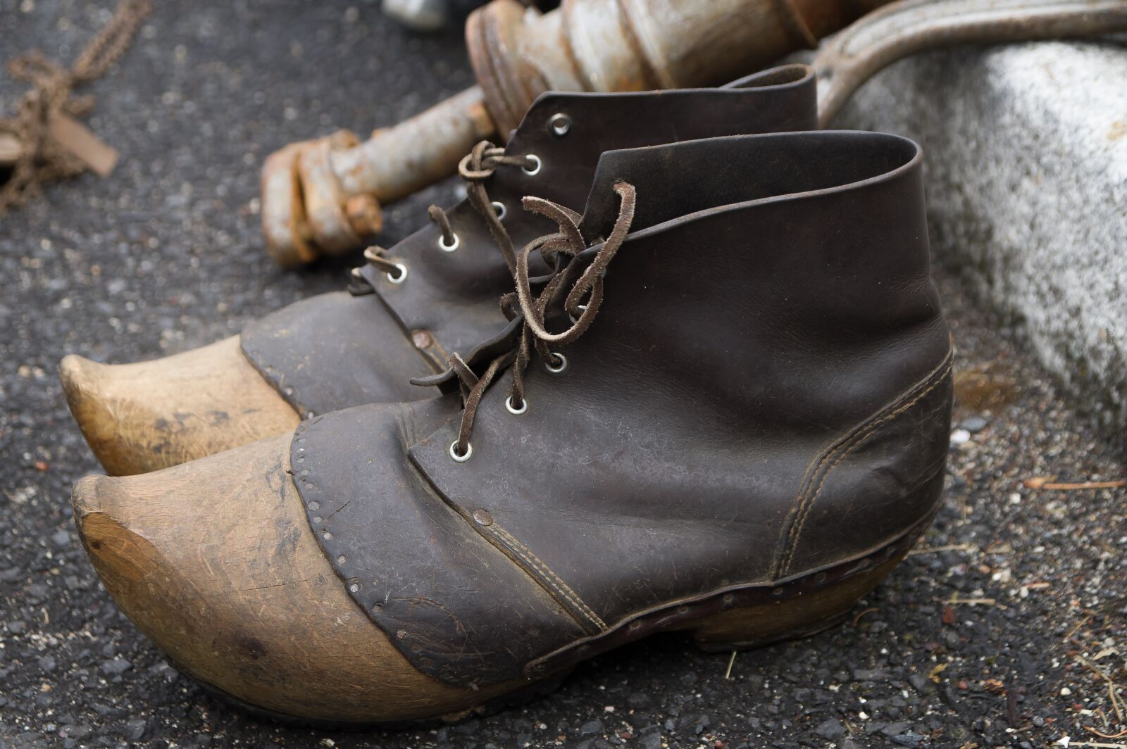 Pentax KP sample photo. Shoes, clogs, field photography