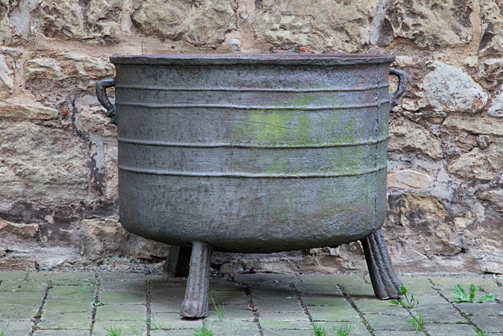 Canon EOS 5D Mark II sample photo. Boiler, cast, old photography