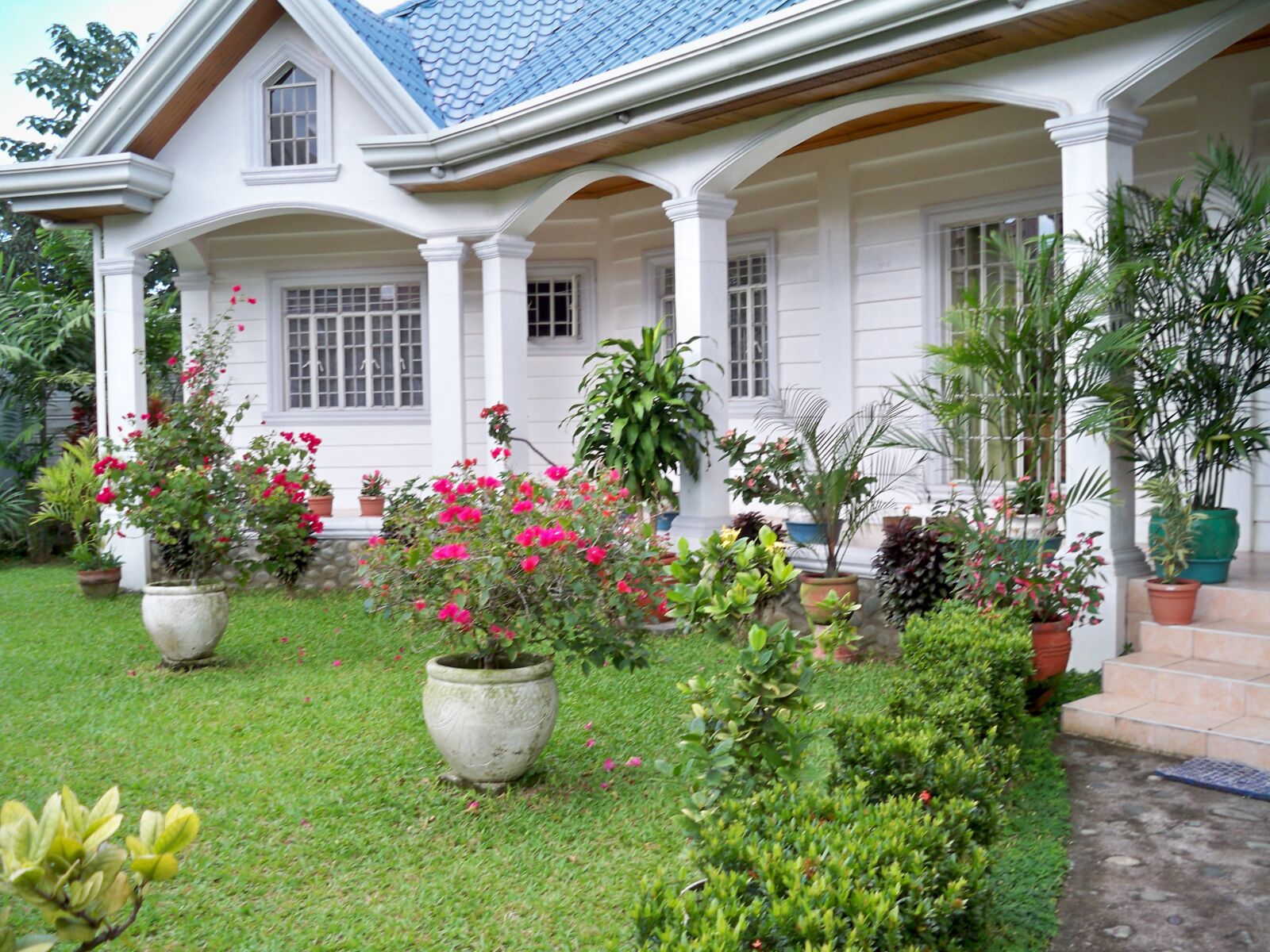 Kodak EasyShare M1033 sample photo. White bungalow, garden, summer photography
