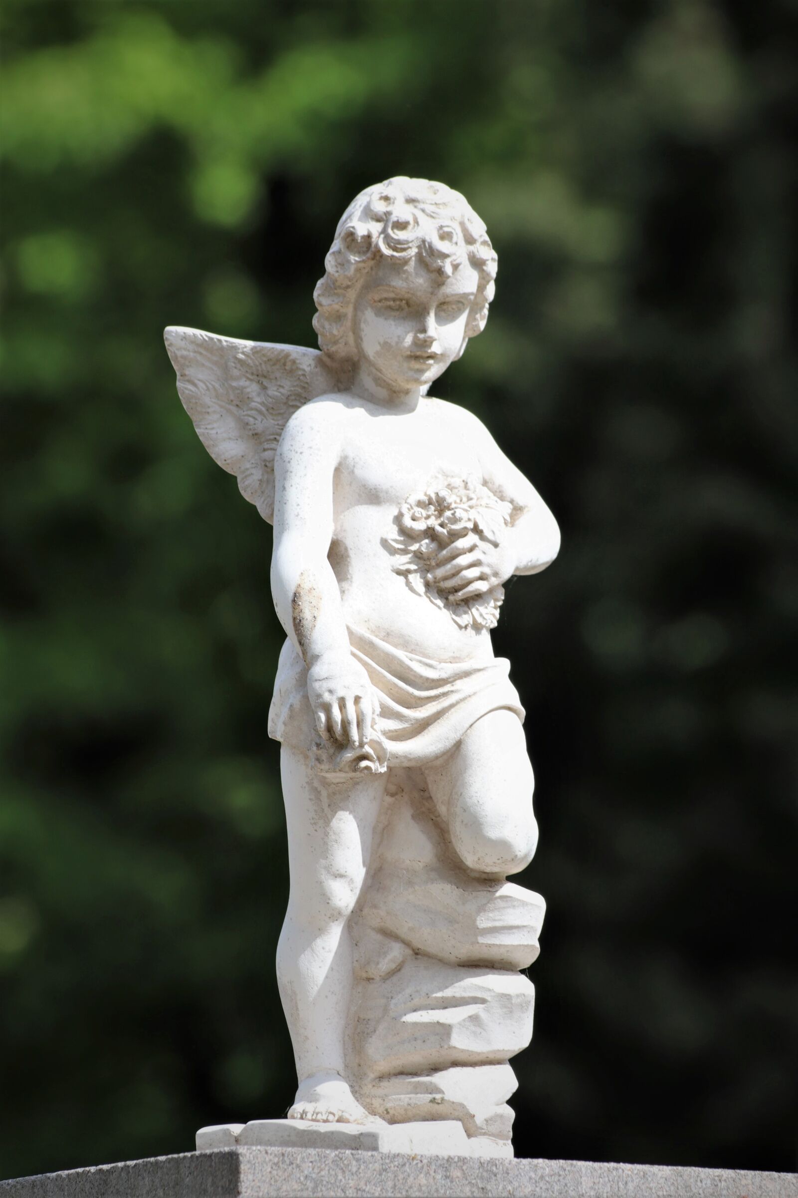 Canon EOS 200D (EOS Rebel SL2 / EOS Kiss X9) + Canon EF 70-300mm F4-5.6 IS USM sample photo. White angel, statue, sculpture photography