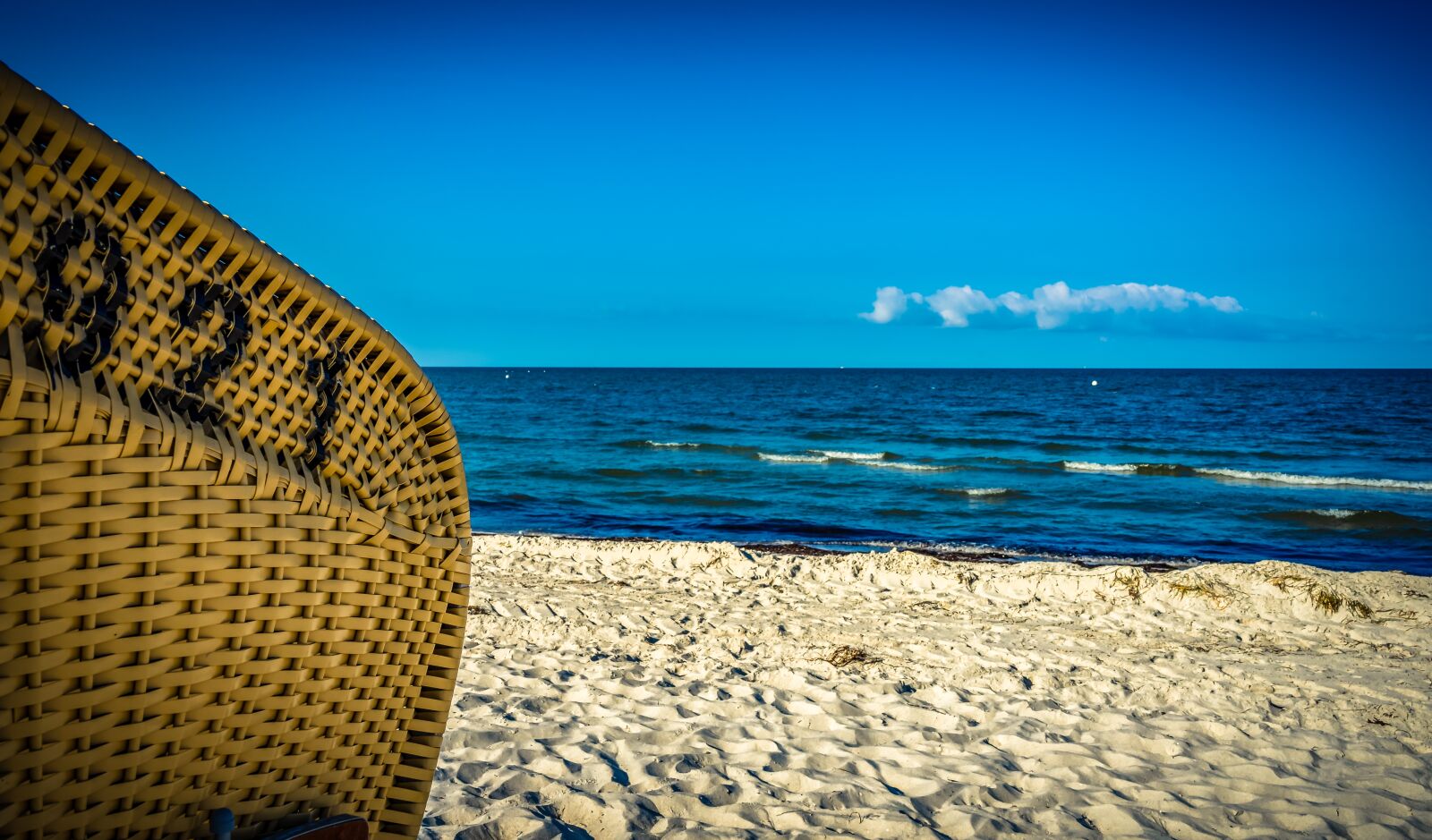 Sony a7 II + Sony FE 28-70mm F3.5-5.6 OSS sample photo. Beach chair, braid, number photography