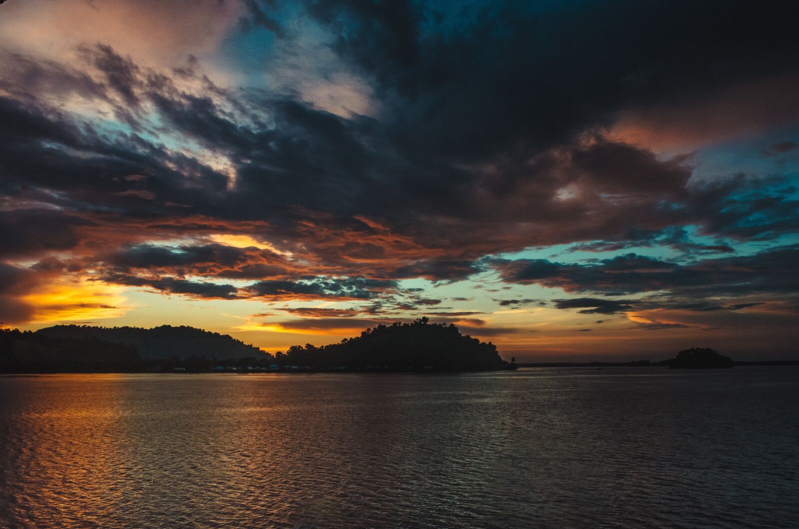 Nikon D5200 sample photo. River, gold, sunset photography