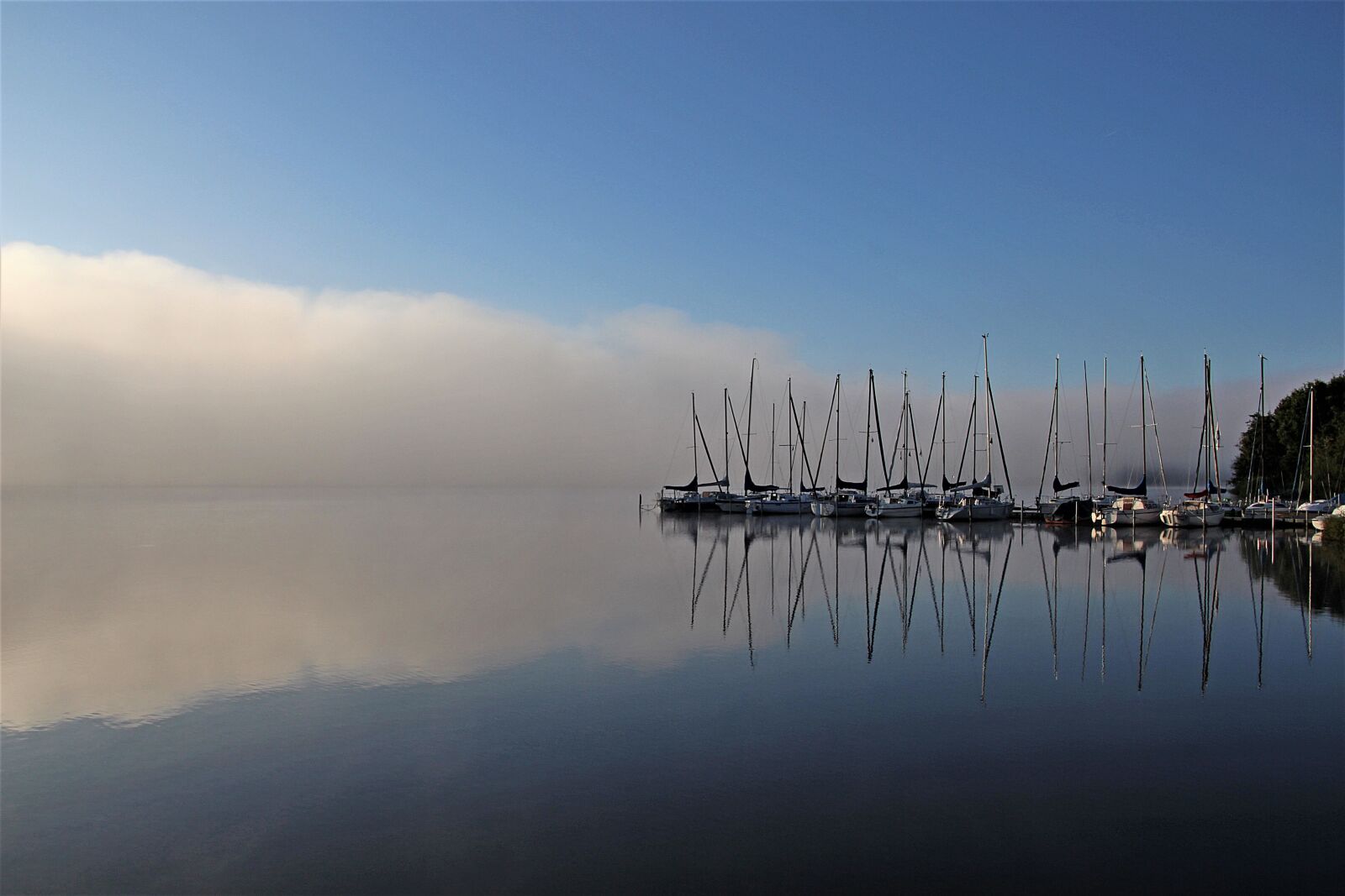 Canon EOS 700D (EOS Rebel T5i / EOS Kiss X7i) sample photo. Lake, fog, water photography