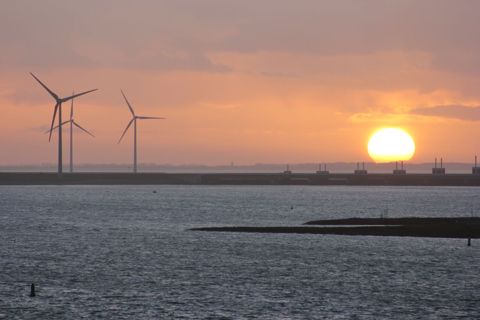 Canon EOS 550D (EOS Rebel T2i / EOS Kiss X4) sample photo. Sunset, wind mill, water photography