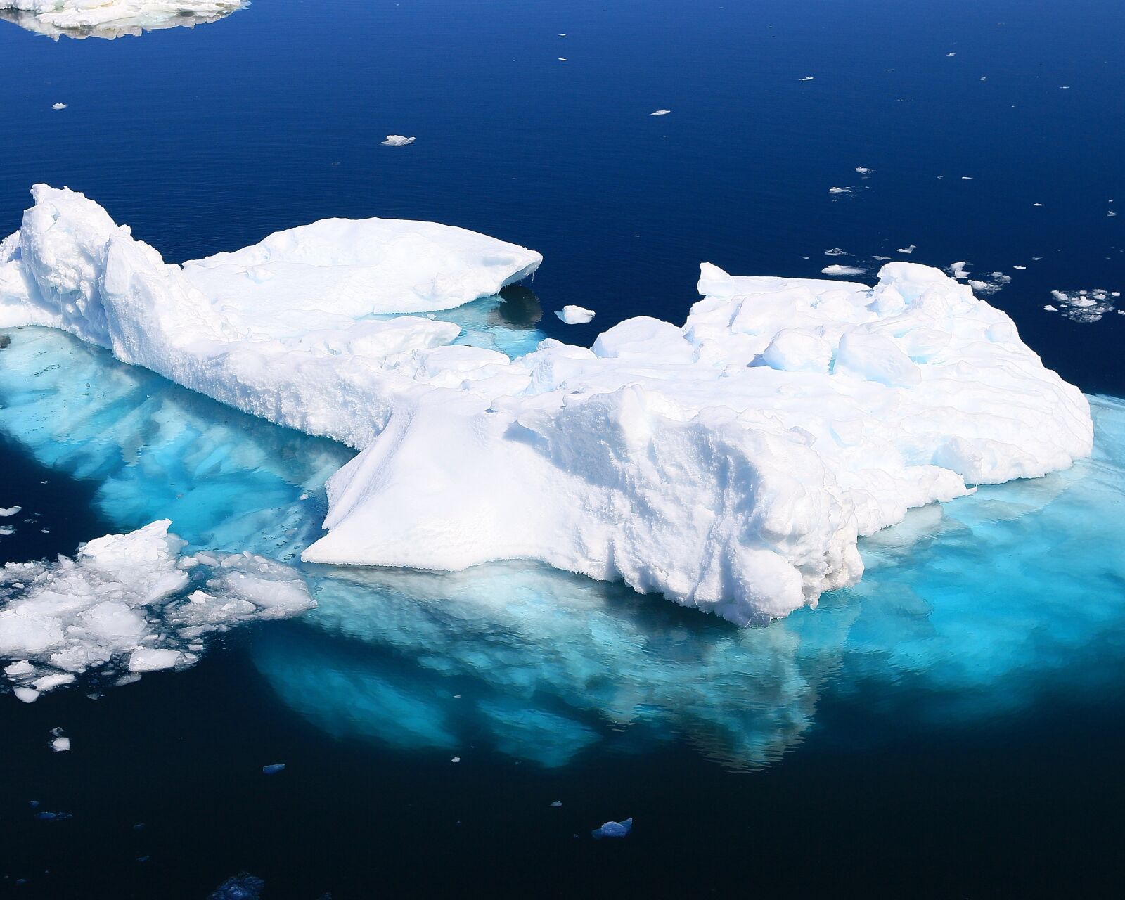 Canon EOS 70D + Canon EF 17-40mm F4L USM sample photo. Iceberg, ice floes, water photography