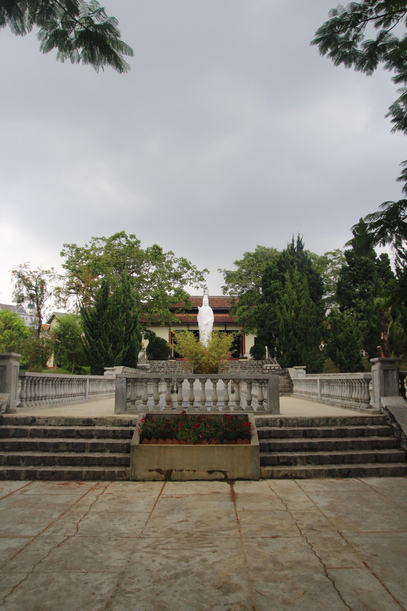 Tamron SP AF 17-50mm F2.8 XR Di II LD Aspherical (IF) sample photo. Monument, vietnam, asia photography