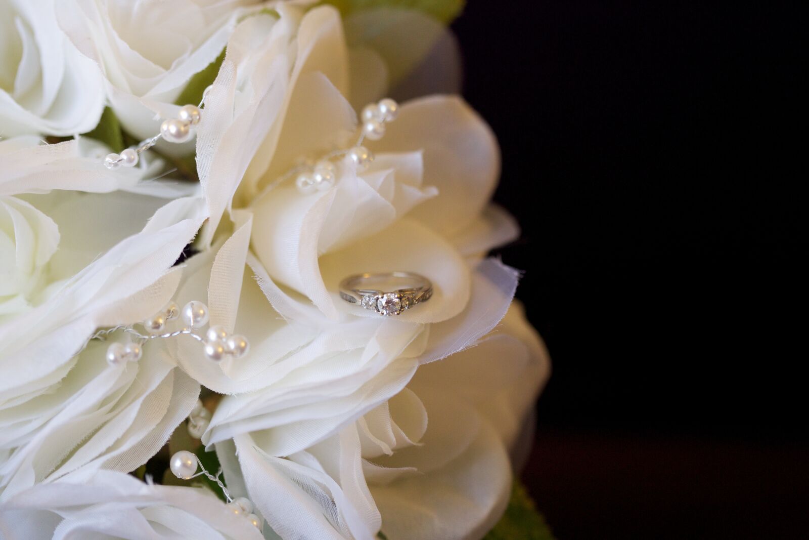 Canon EF 100mm F2.8 Macro USM sample photo. Wedding, bouquet, bridal photography