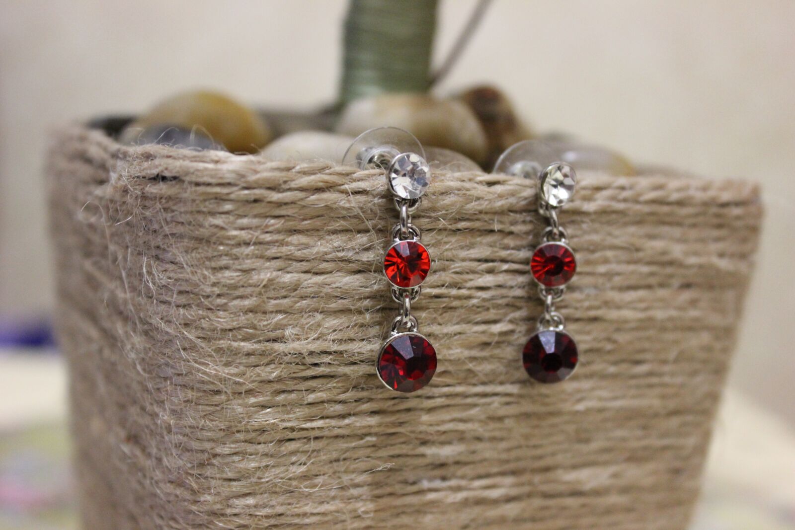 Canon EOS 600D (Rebel EOS T3i / EOS Kiss X5) sample photo. Earrings with red stones photography
