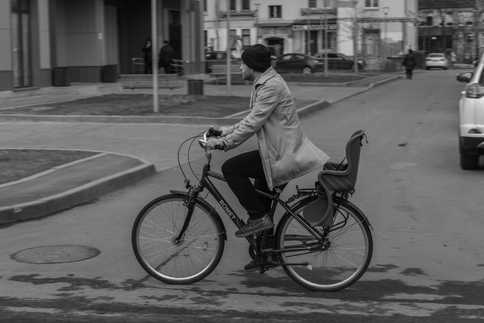 Canon EOS 5D Mark IV + Canon EF 75-300mm f/4-5.6 USM sample photo. Man on bike, bike photography