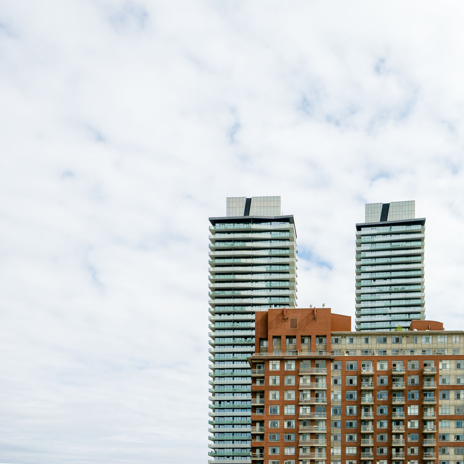 Sony a7 II + Sony Vario-Tessar T* FE 16-35mm F4 ZA OSS sample photo. Apartment, building, buildings, city photography