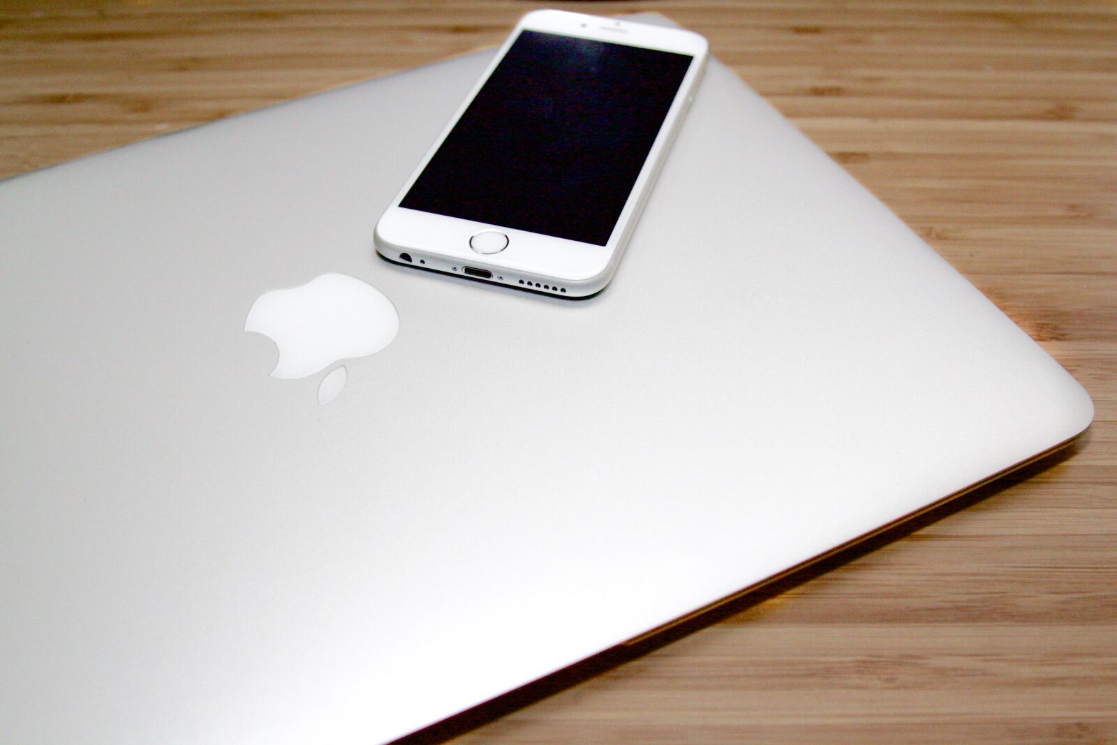 Canon EOS 50D sample photo. Macbook, desk, iphone photography