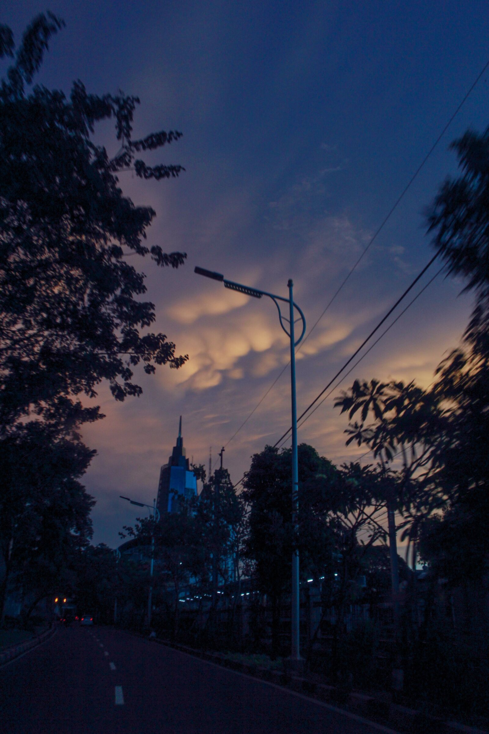 Canon EOS 60D + Canon EF-S 18-55mm F3.5-5.6 IS II sample photo. Blue sunset, building, jakarta photography