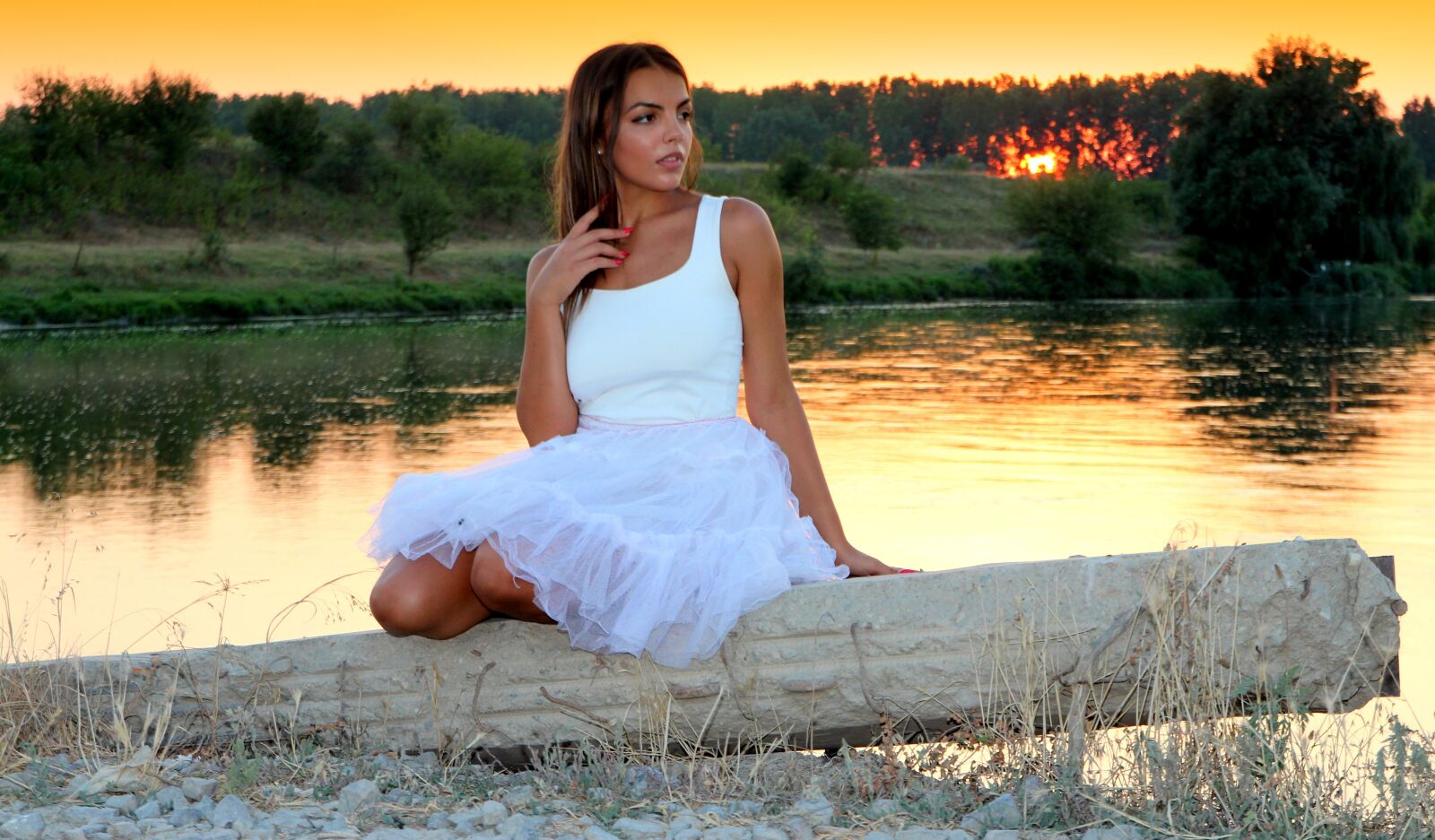 Canon EOS 700D (EOS Rebel T5i / EOS Kiss X7i) sample photo. Girl, sunset, lake photography